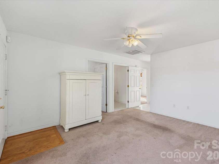 121 24th Street, Hickory, NC 28601.  MLS# CAR4436384, YatesRealty ID 57698. 