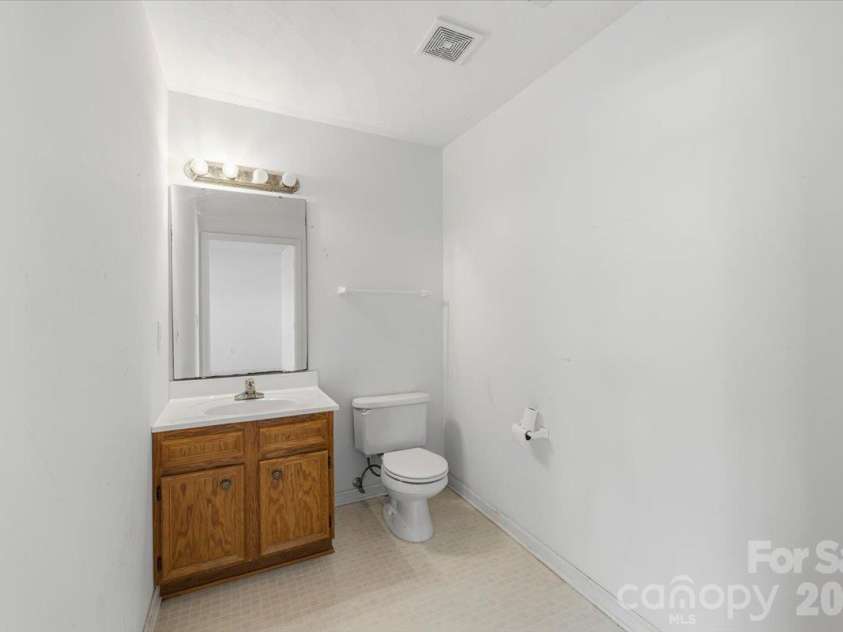 121 24th Street, Hickory, NC 28601.  MLS# CAR4436384, YatesRealty ID 57698. 