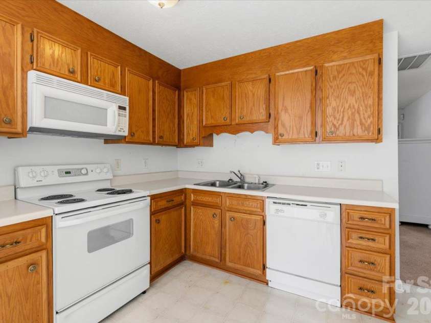 121 24th Street, Hickory, NC 28601.  MLS# CAR4436384, YatesRealty ID 57698. 