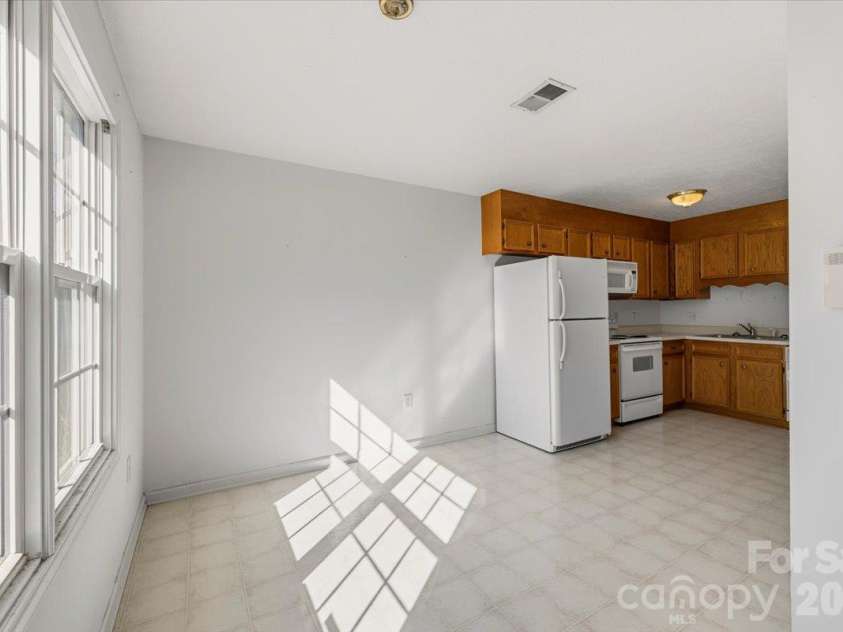 121 24th Street, Hickory, NC 28601.  MLS# CAR4436384, YatesRealty ID 57698. 