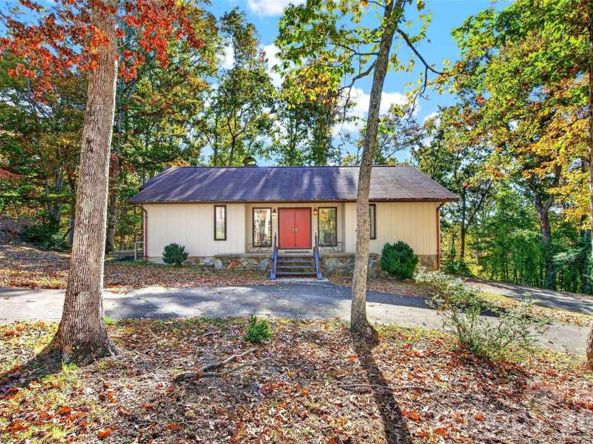 592 Carters Ridge Road, Spruce Pine, NC 28777.  MLS# CAR4436298, YatesRealty ID 57704. 