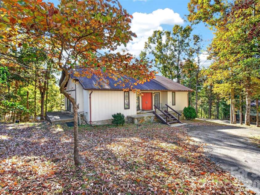 592 Carters Ridge Road, Spruce Pine, NC 28777.  MLS# CAR4436298, YatesRealty ID 57704. 