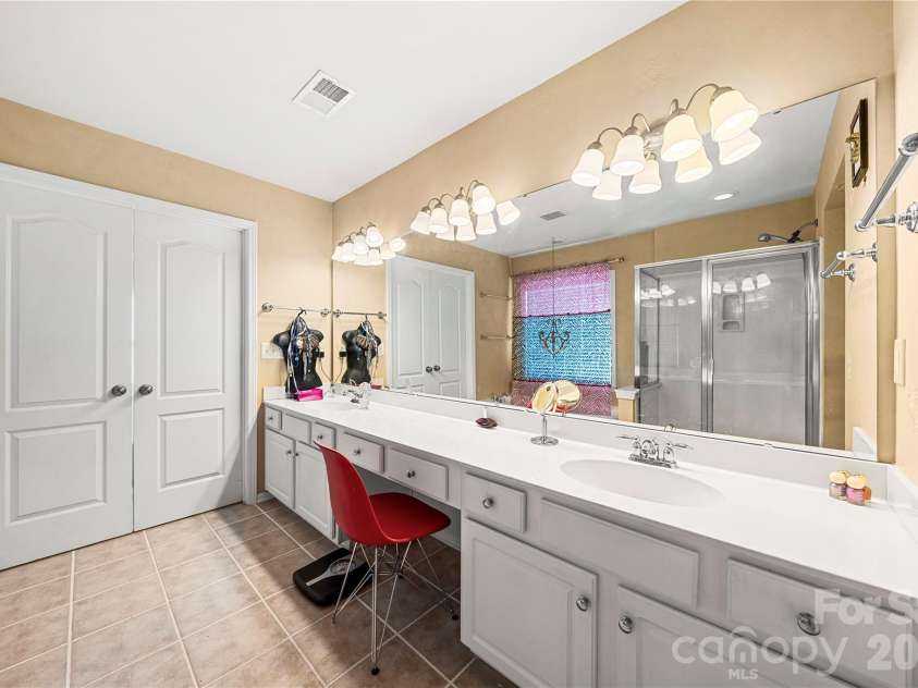 2602 Mullis Lane, Matthews, NC 28105.  MLS# CAR4436447, YatesRealty ID 57706. 