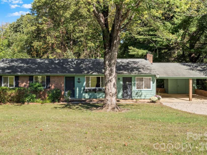 3797 Sandalwood Lane, Winston Salem, NC 27106.  MLS# CAR4436482, YatesRealty ID 57708. 