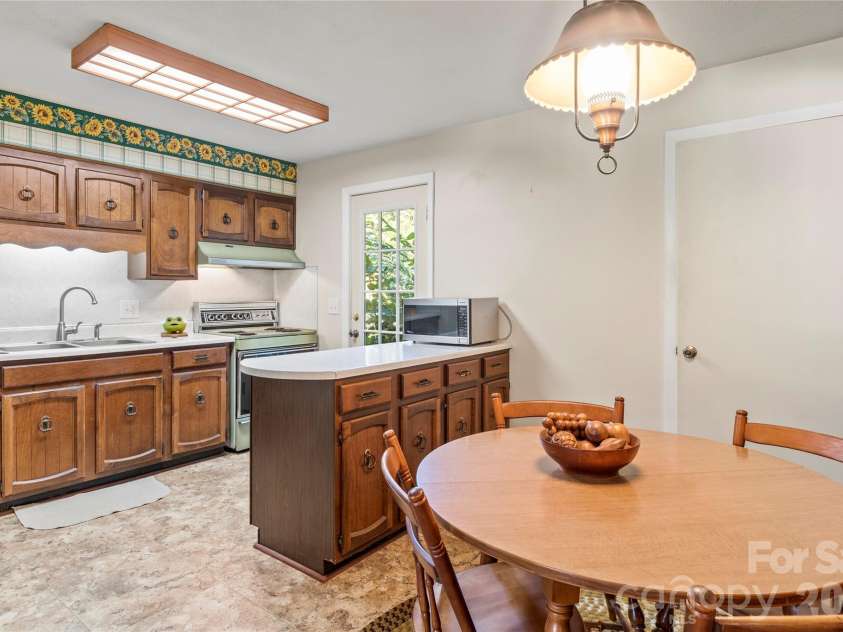3797 Sandalwood Lane, Winston Salem, NC 27106.  MLS# CAR4436482, YatesRealty ID 57708. 