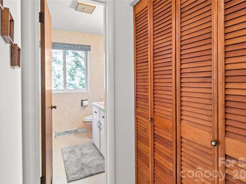 3797 Sandalwood Lane, Winston Salem, NC 27106.  MLS# CAR4436482, YatesRealty ID 57708. 
