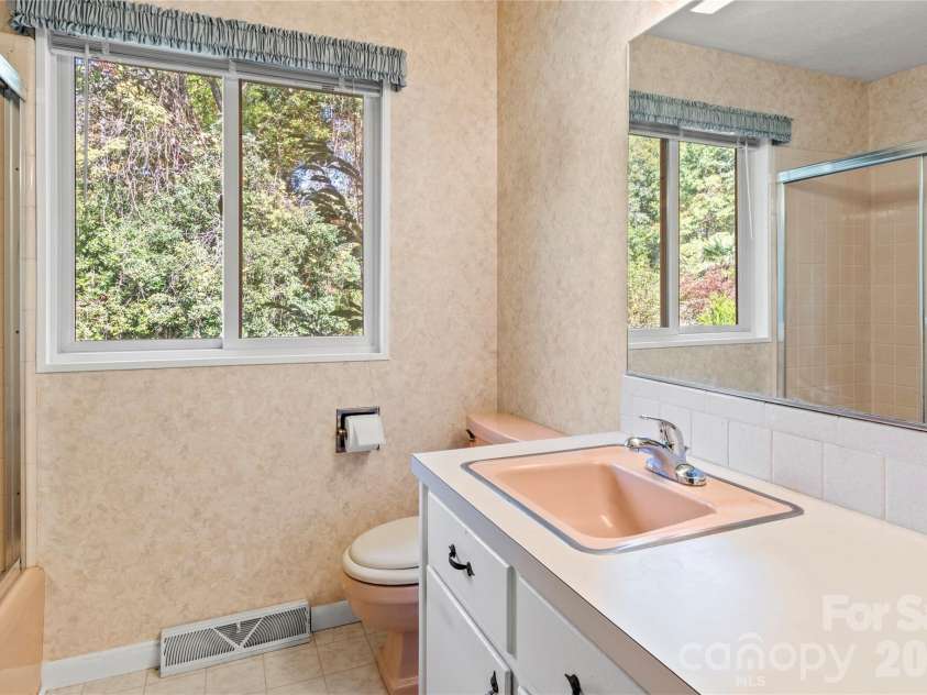 3797 Sandalwood Lane, Winston Salem, NC 27106.  MLS# CAR4436482, YatesRealty ID 57708. 