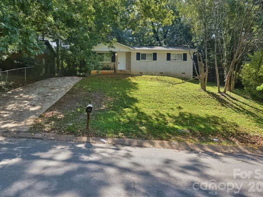301 Edgegreen Drive, Charlotte, NC 28217.  MLS# CAR4435291, YatesRealty ID 57717. 