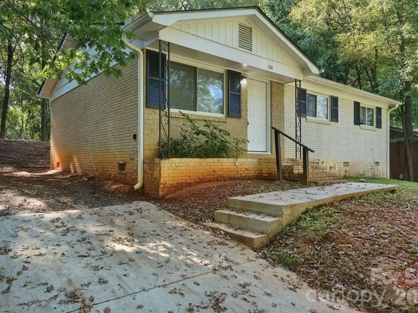301 Edgegreen Drive, Charlotte, NC 28217.  MLS# CAR4435291, YatesRealty ID 57717. 