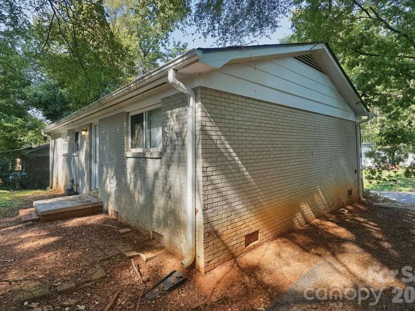 301 Edgegreen Drive, Charlotte, NC 28217.  MLS# CAR4435291, YatesRealty ID 57717. 