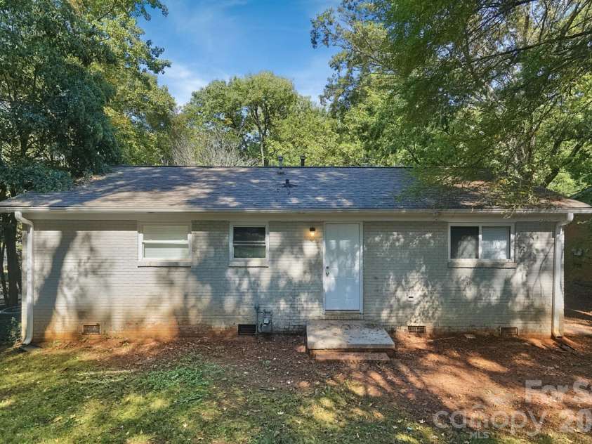 301 Edgegreen Drive, Charlotte, NC 28217.  MLS# CAR4435291, YatesRealty ID 57717. 