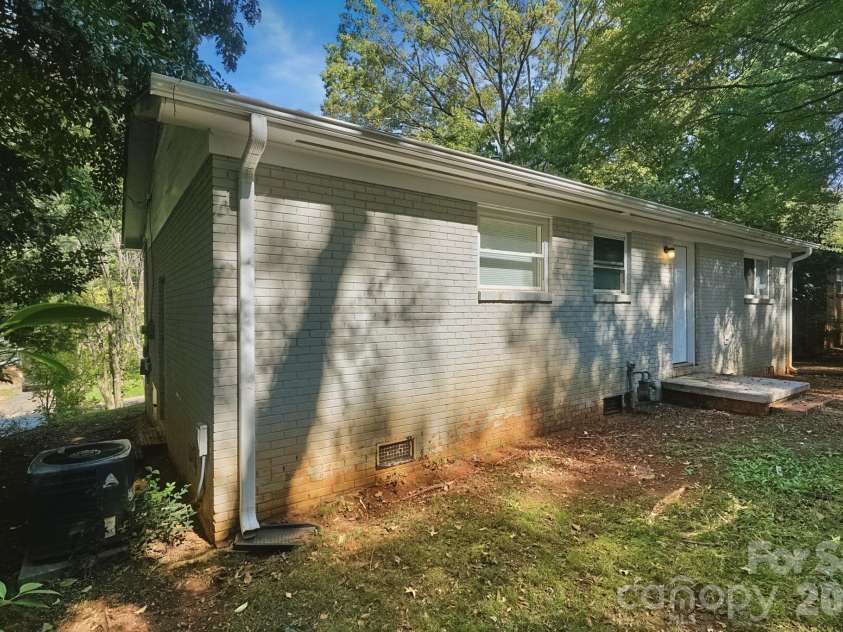 301 Edgegreen Drive, Charlotte, NC 28217.  MLS# CAR4435291, YatesRealty ID 57717. 