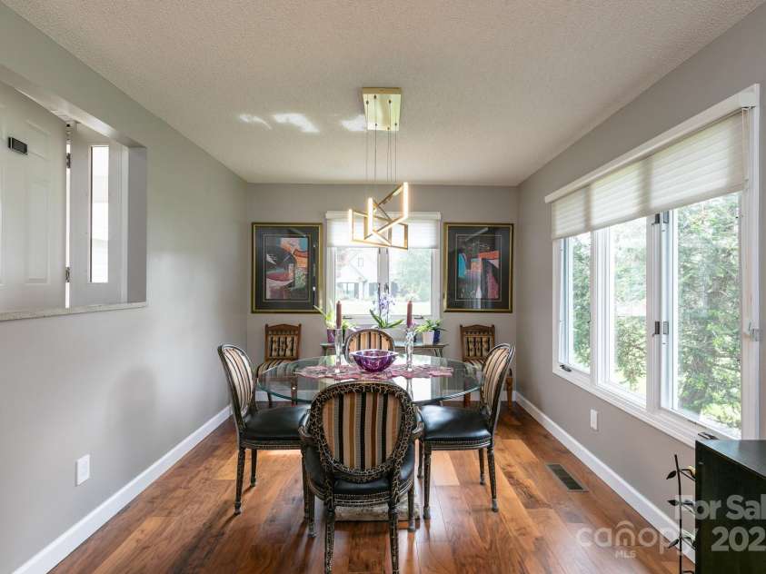 85 Hillcrest Drive, Weaverville, NC 28787.  MLS# CAR4295950, YatesRealty ID 5772. Main level dinning