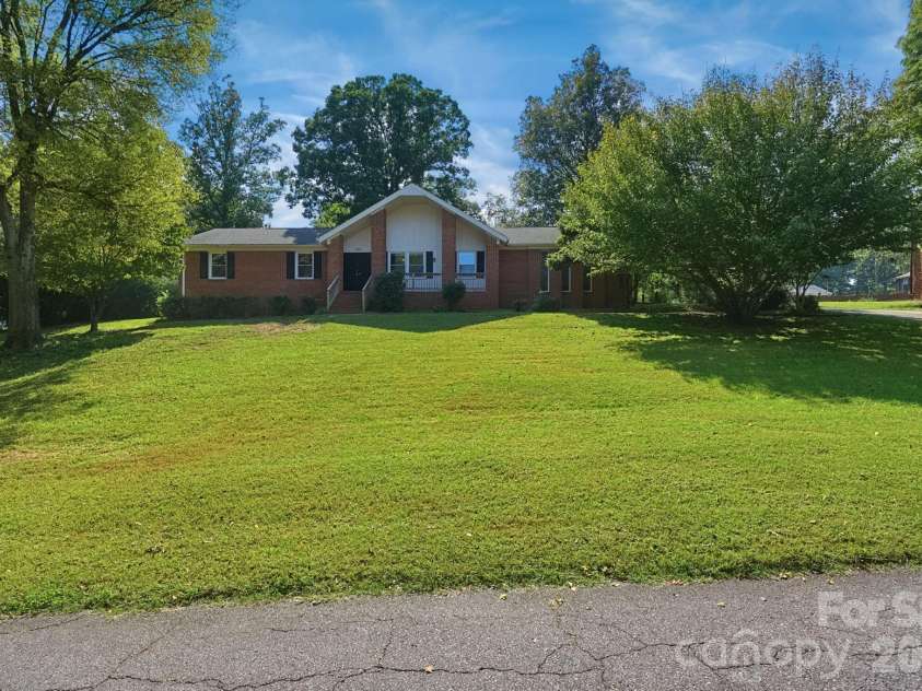 6205 Ferncliff Drive, Concord, NC 28027.  MLS# CAR4435290, YatesRealty ID 57721. 