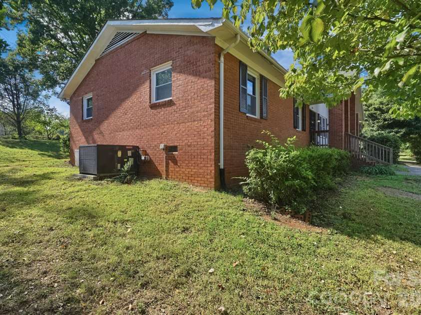 6205 Ferncliff Drive, Concord, NC 28027.  MLS# CAR4435290, YatesRealty ID 57721. 