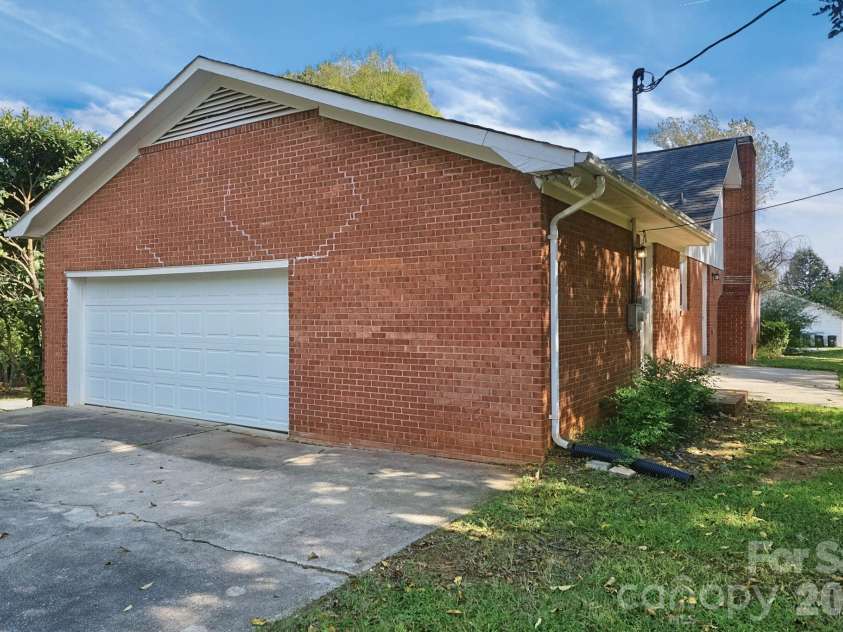 6205 Ferncliff Drive, Concord, NC 28027.  MLS# CAR4435290, YatesRealty ID 57721. 