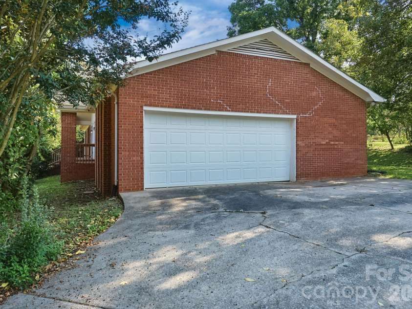 6205 Ferncliff Drive, Concord, NC 28027.  MLS# CAR4435290, YatesRealty ID 57721. 