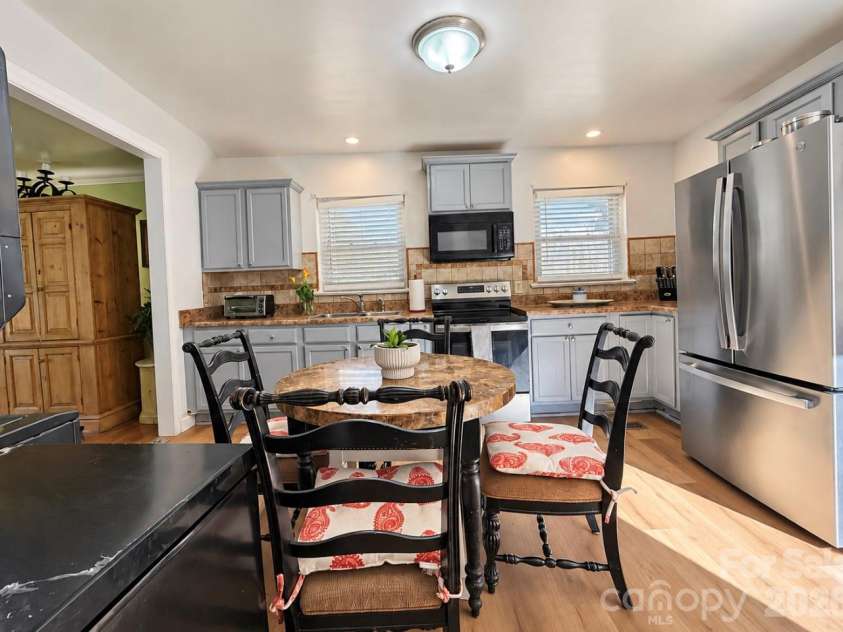 4310 Dinglewood Avenue, Charlotte, NC 28205.  MLS# CAR4436414, YatesRealty ID 57728. 