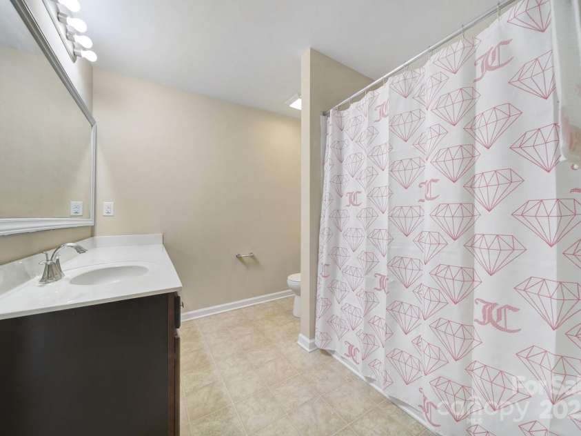 832 Summerlake Drive, Fort Mill, SC 29715.  MLS# CAR4298895, YatesRealty ID 5773. Guest Bathroom