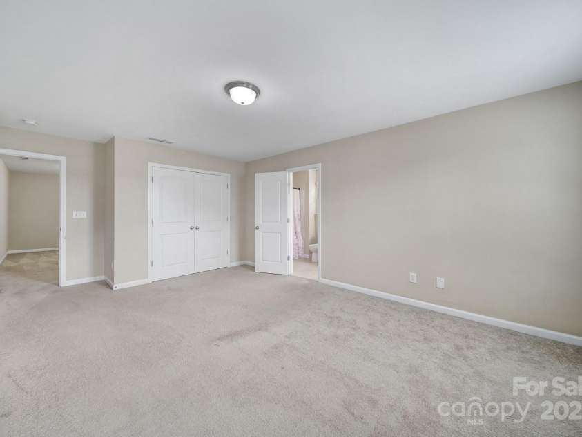 832 Summerlake Drive, Fort Mill, SC 29715.  MLS# CAR4298895, YatesRealty ID 5773. Primary Bedroom