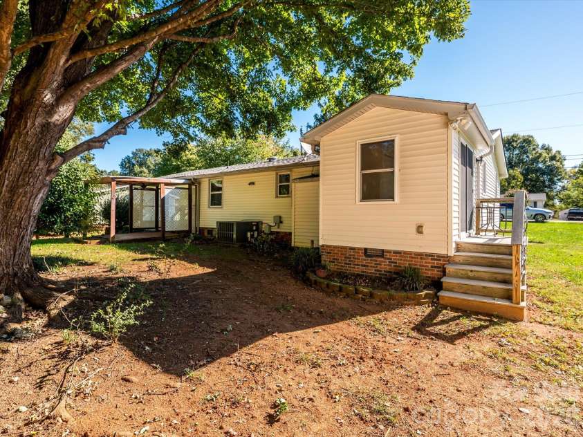 3714 Fieldcrest Circle, Concord, NC 28027.  MLS# CAR4436502, YatesRealty ID 57732. 