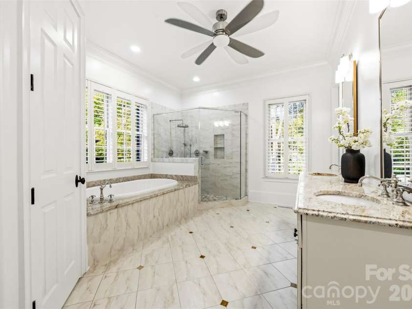 3236 Shillington Place, Charlotte, NC 28210.  MLS# CAR4435610, YatesRealty ID 57741. Primary bathroom
