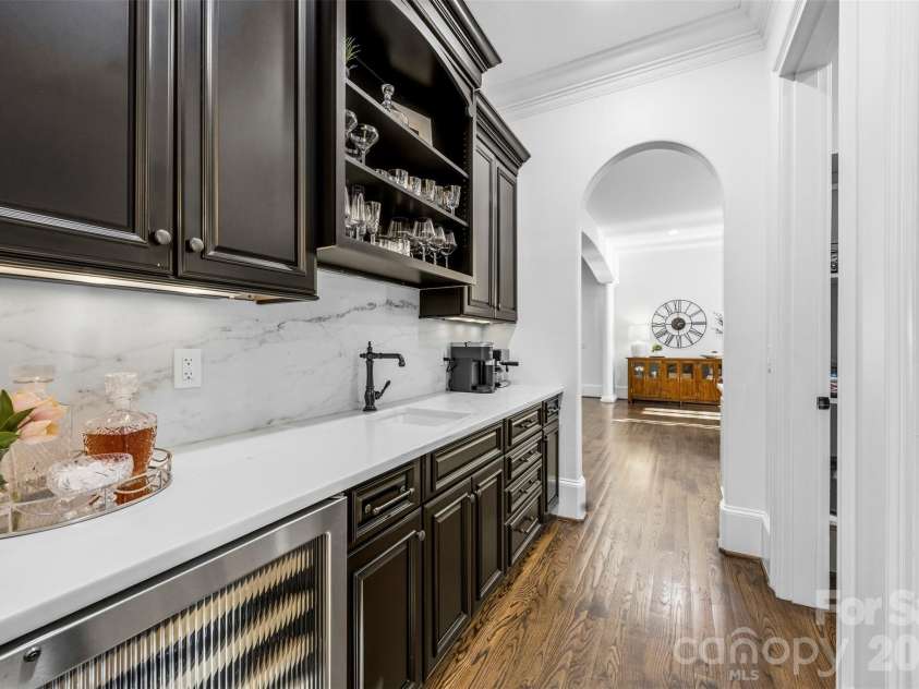 3236 Shillington Place, Charlotte, NC 28210.  MLS# CAR4435610, YatesRealty ID 57741. Wet bar
