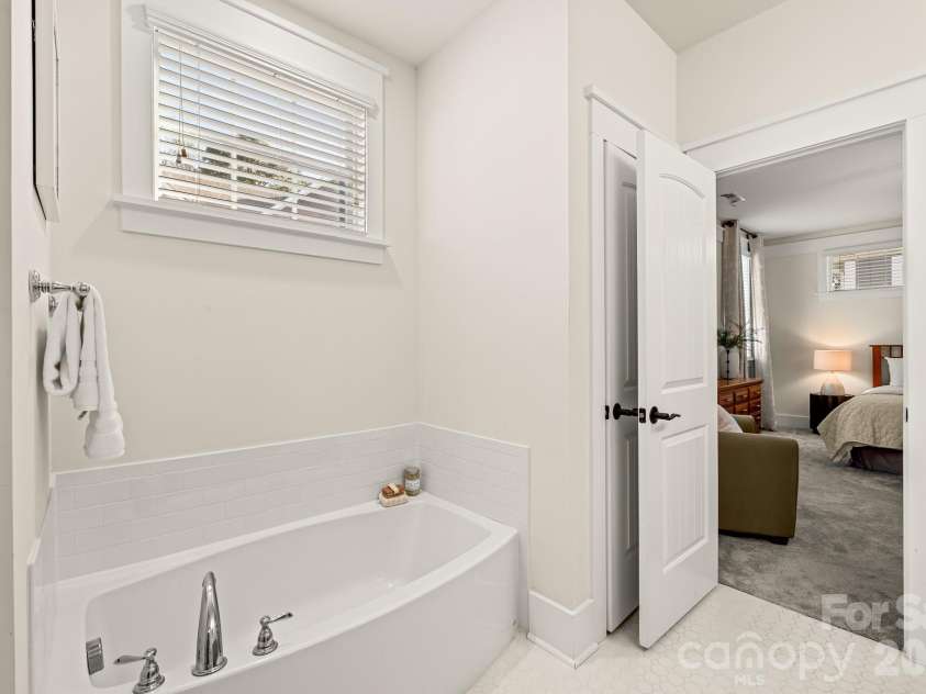 908 Millbrook Road, Charlotte, NC 28211.  MLS# CAR4435564, YatesRealty ID 57745. 
