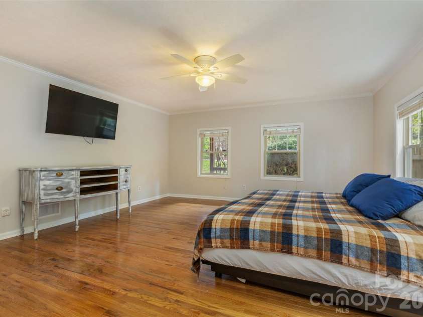 442 Armstrong Avenue, Hendersonville, NC 28739.  MLS# CAR4435472, YatesRealty ID 57747. 