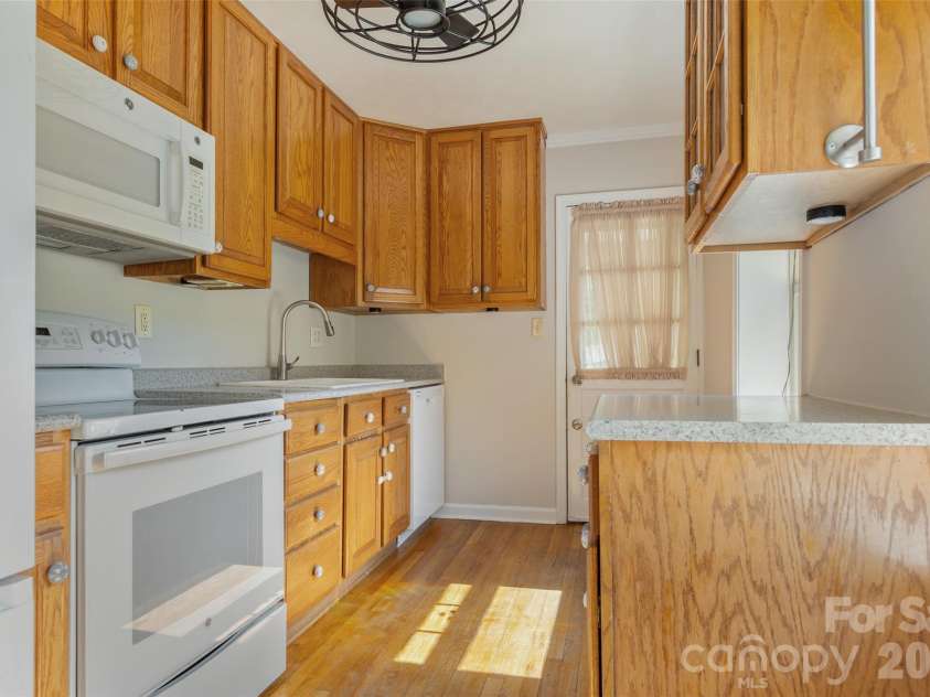 442 Armstrong Avenue, Hendersonville, NC 28739.  MLS# CAR4435472, YatesRealty ID 57747. 