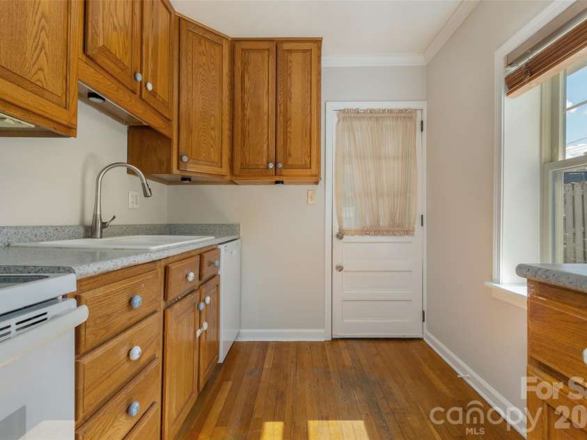 442 Armstrong Avenue, Hendersonville, NC 28739.  MLS# CAR4435472, YatesRealty ID 57747. 