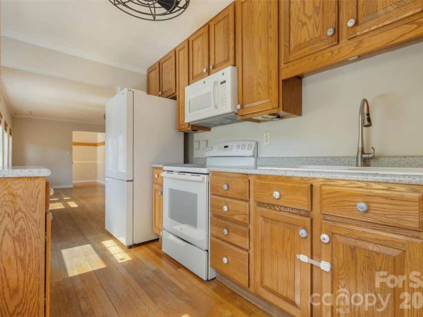 442 Armstrong Avenue, Hendersonville, NC 28739.  MLS# CAR4435472, YatesRealty ID 57747. 