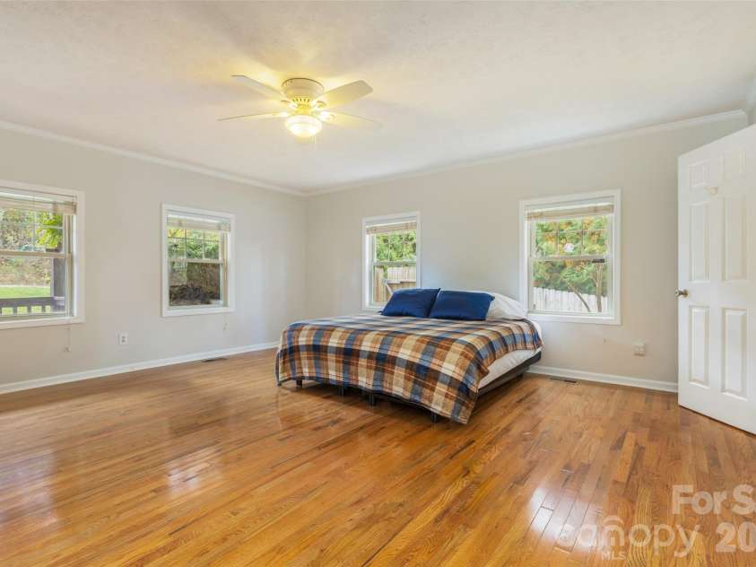 442 Armstrong Avenue, Hendersonville, NC 28739.  MLS# CAR4435472, YatesRealty ID 57747. 