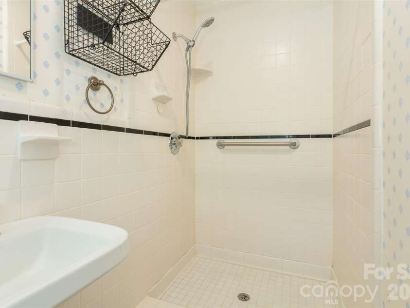 442 Armstrong Avenue, Hendersonville, NC 28739.  MLS# CAR4435472, YatesRealty ID 57747. 