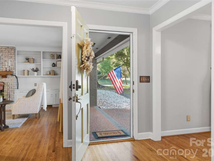 1200 Charter Place, Charlotte, NC 28211.  MLS# CAR4435182, YatesRealty ID 57748. 