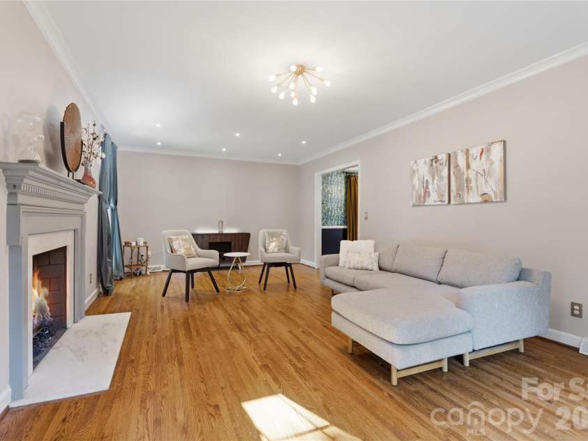 1200 Charter Place, Charlotte, NC 28211.  MLS# CAR4435182, YatesRealty ID 57748. 