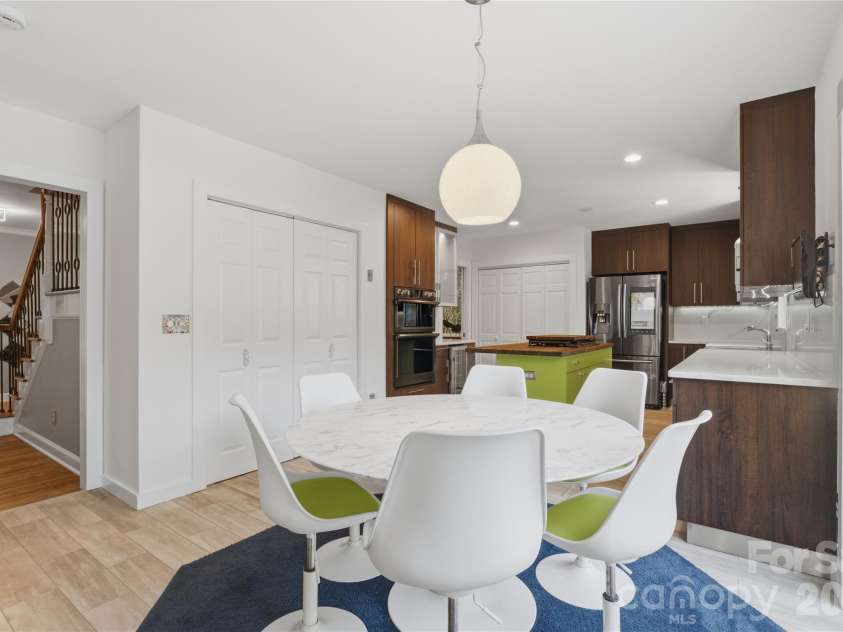 1200 Charter Place, Charlotte, NC 28211.  MLS# CAR4435182, YatesRealty ID 57748. 
