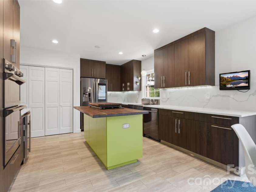 1200 Charter Place, Charlotte, NC 28211.  MLS# CAR4435182, YatesRealty ID 57748. 