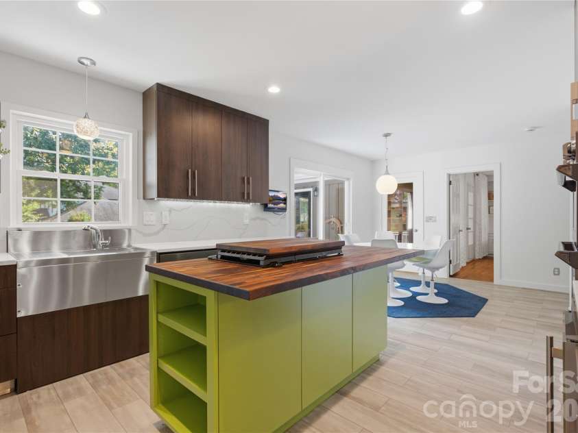1200 Charter Place, Charlotte, NC 28211.  MLS# CAR4435182, YatesRealty ID 57748. 