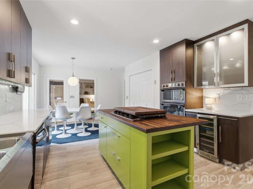 1200 Charter Place, Charlotte, NC 28211.  MLS# CAR4435182, YatesRealty ID 57748. 