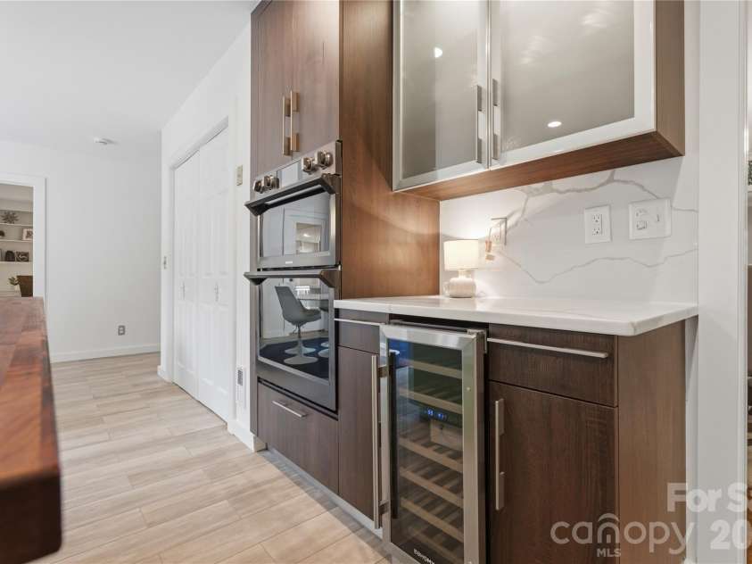 1200 Charter Place, Charlotte, NC 28211.  MLS# CAR4435182, YatesRealty ID 57748. 