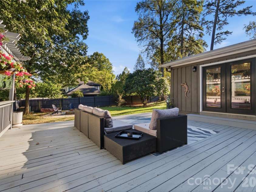 1200 Charter Place, Charlotte, NC 28211.  MLS# CAR4435182, YatesRealty ID 57748. 