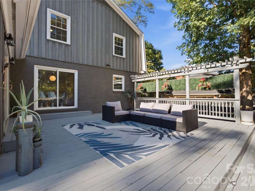 1200 Charter Place, Charlotte, NC 28211.  MLS# CAR4435182, YatesRealty ID 57748. 