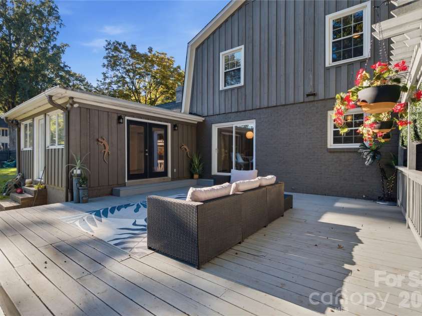 1200 Charter Place, Charlotte, NC 28211.  MLS# CAR4435182, YatesRealty ID 57748. 