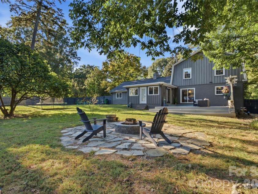 1200 Charter Place, Charlotte, NC 28211.  MLS# CAR4435182, YatesRealty ID 57748. 