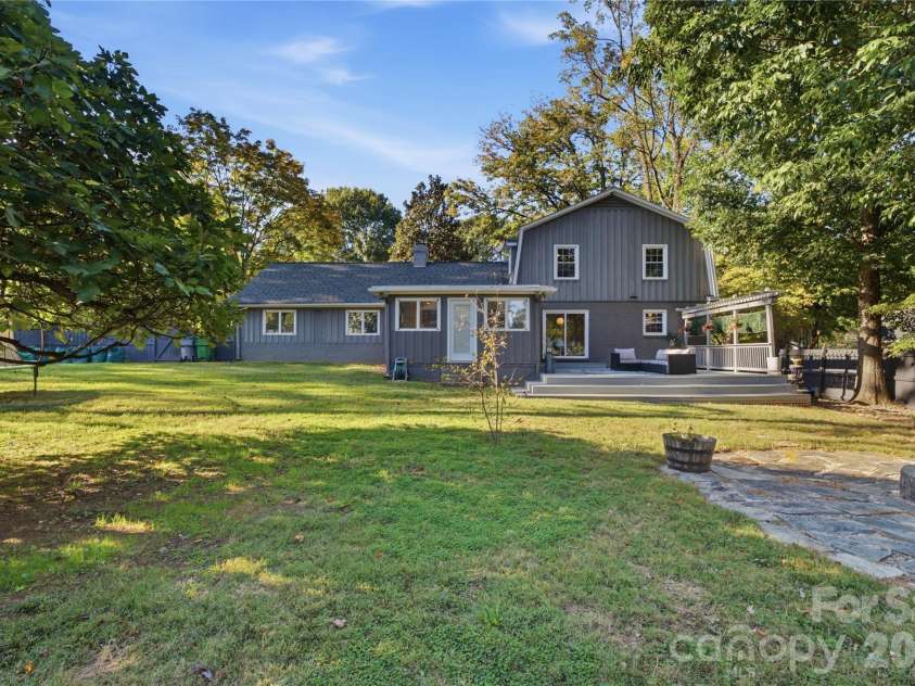 1200 Charter Place, Charlotte, NC 28211.  MLS# CAR4435182, YatesRealty ID 57748. 