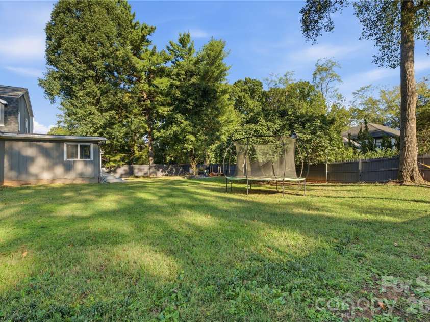 1200 Charter Place, Charlotte, NC 28211.  MLS# CAR4435182, YatesRealty ID 57748. 