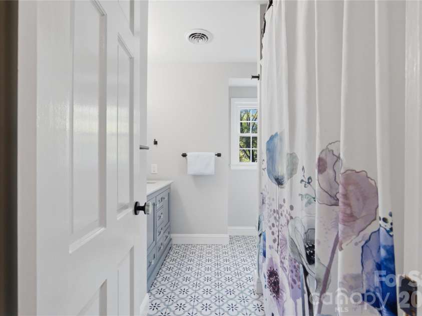 1200 Charter Place, Charlotte, NC 28211.  MLS# CAR4435182, YatesRealty ID 57748. Main bathroom on upper level with double showerhead and original tub