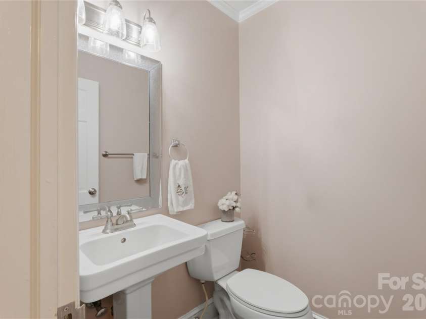 1200 Charter Place, Charlotte, NC 28211.  MLS# CAR4435182, YatesRealty ID 57748. Main level half bath