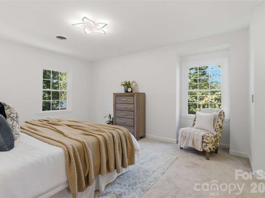 1200 Charter Place, Charlotte, NC 28211.  MLS# CAR4435182, YatesRealty ID 57748. Primary Bedroom